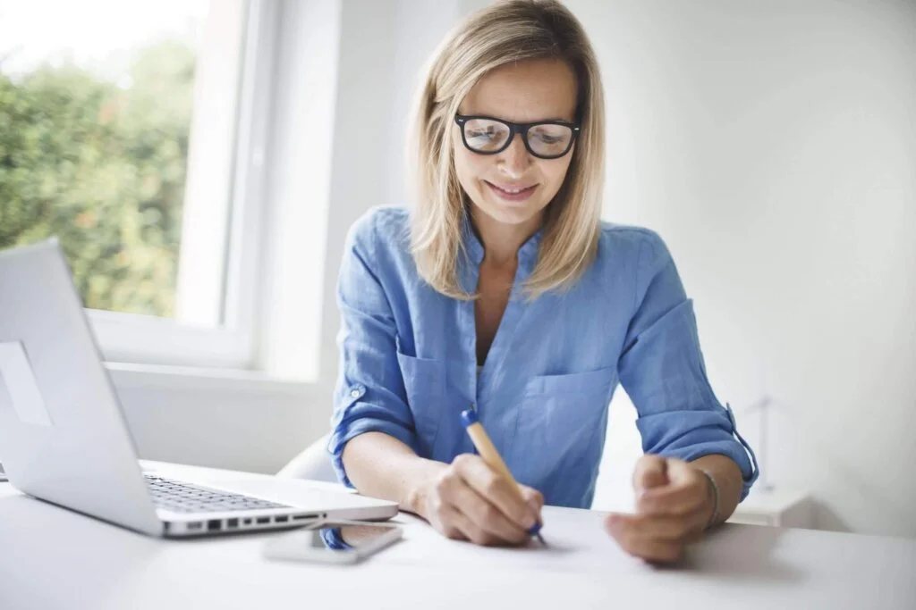 Como ler e entender o report de contas da sua empresa? 1 Contadora Brasileira utlizando laptop